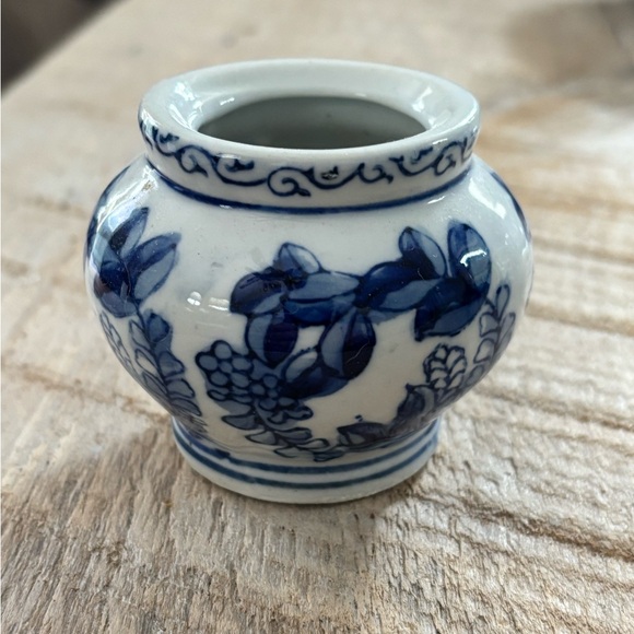 Set of Two Vintage Blue and White Oriental Porcelain Vases. 2” and 4” tall. #224 - Picture 7 of 11